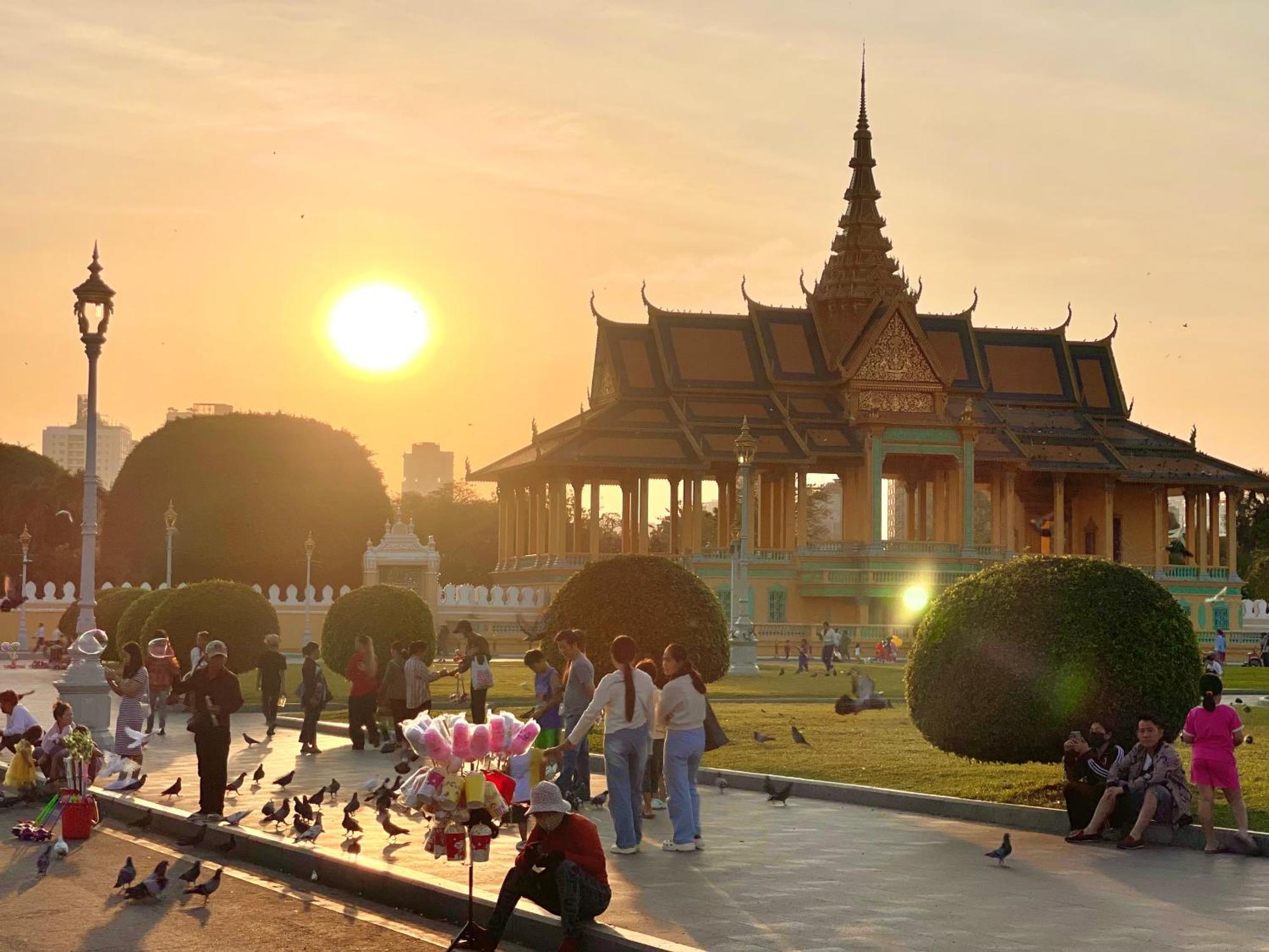 Rs Central Apartments - 200M To Royal Palace Phnom Penh Exteriör bild