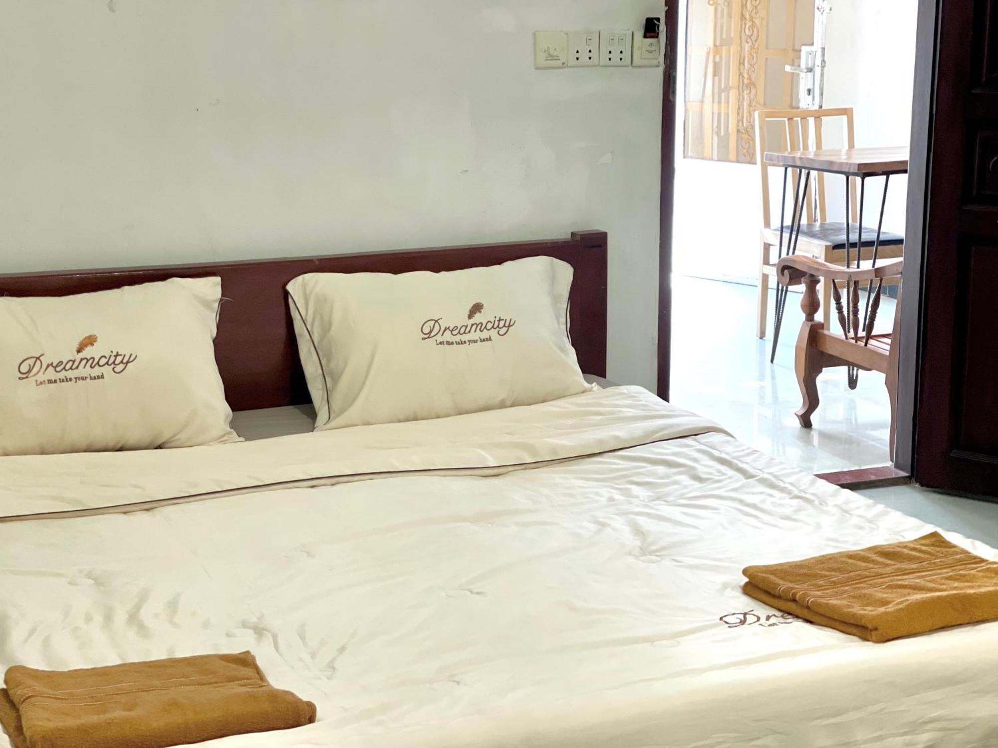 Rs Central Apartments - 200M To Royal Palace Phnom Penh Exteriör bild