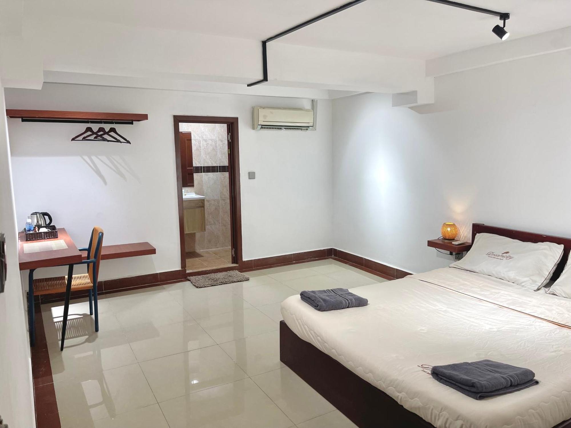 Rs Central Apartments - 200M To Royal Palace Phnom Penh Exteriör bild